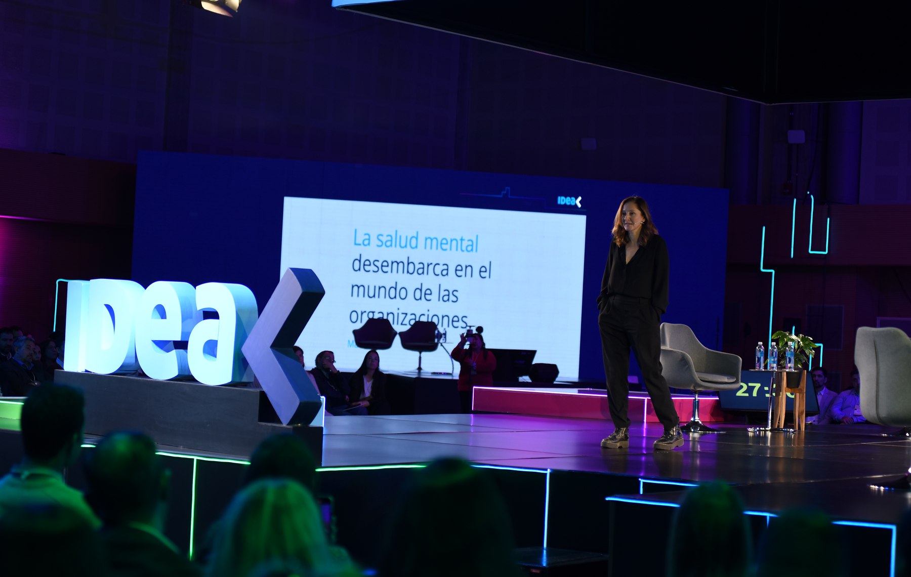 Dra. María Roca dando una charla en el escenario del Coloquio de IDEA.